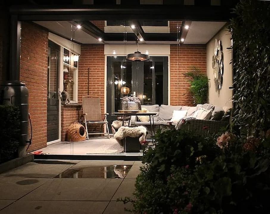 Gumax® LED spots onder een antraciet overkapping Gumax® LED spots onder een antraciet overkapping