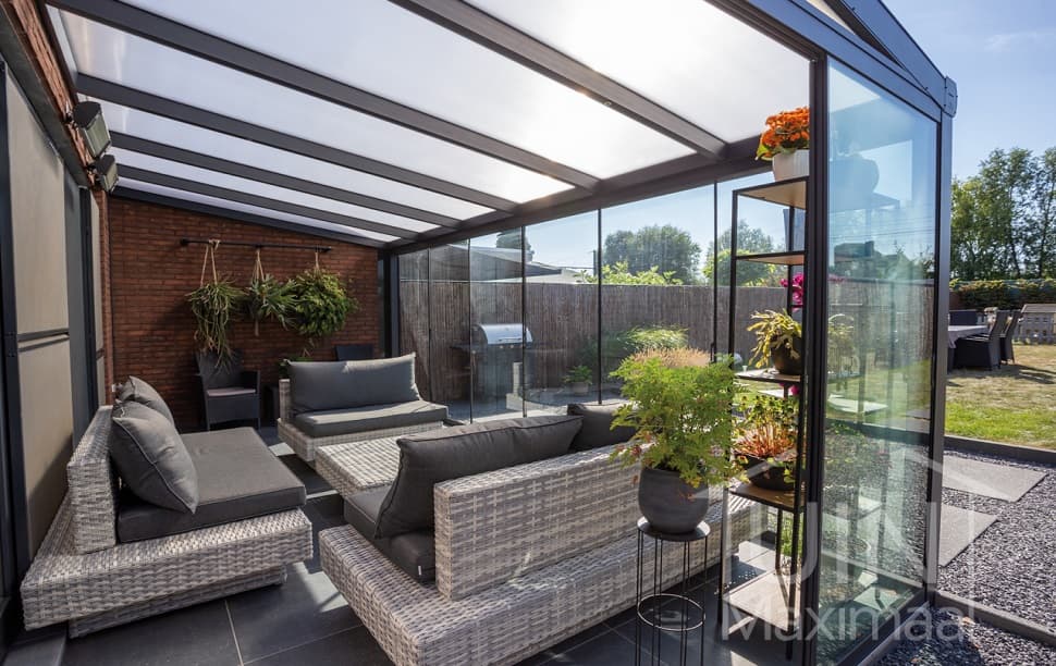Véranda moderne anthracite mat avec toit en verre opale Véranda moderne anthracite mat avec toit en verre opale