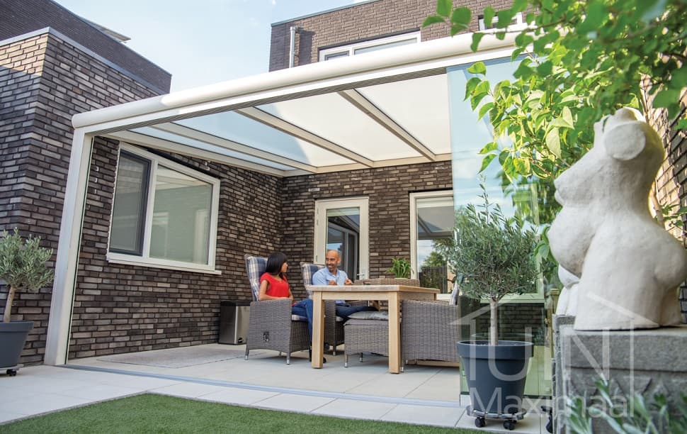 Melkglas bij een moderne overkapping Melkglas dak bij een moderne overkapping