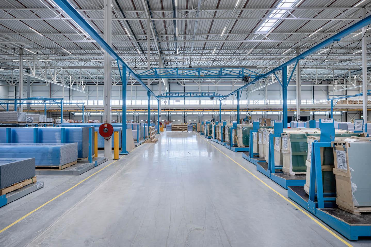 Het 18.000 m² grote magazijn van Tuinmaximaal in Venlo voor een snellere en grotere beschikbaarheid van producten. Binnenaanzicht van het ruime magazijn van Tuinmaximaal in Venlo.