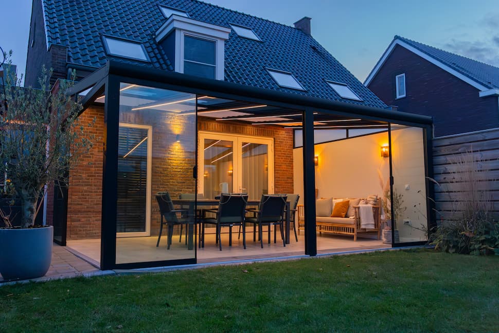 Zwarte terrasoverkapping met lighting system