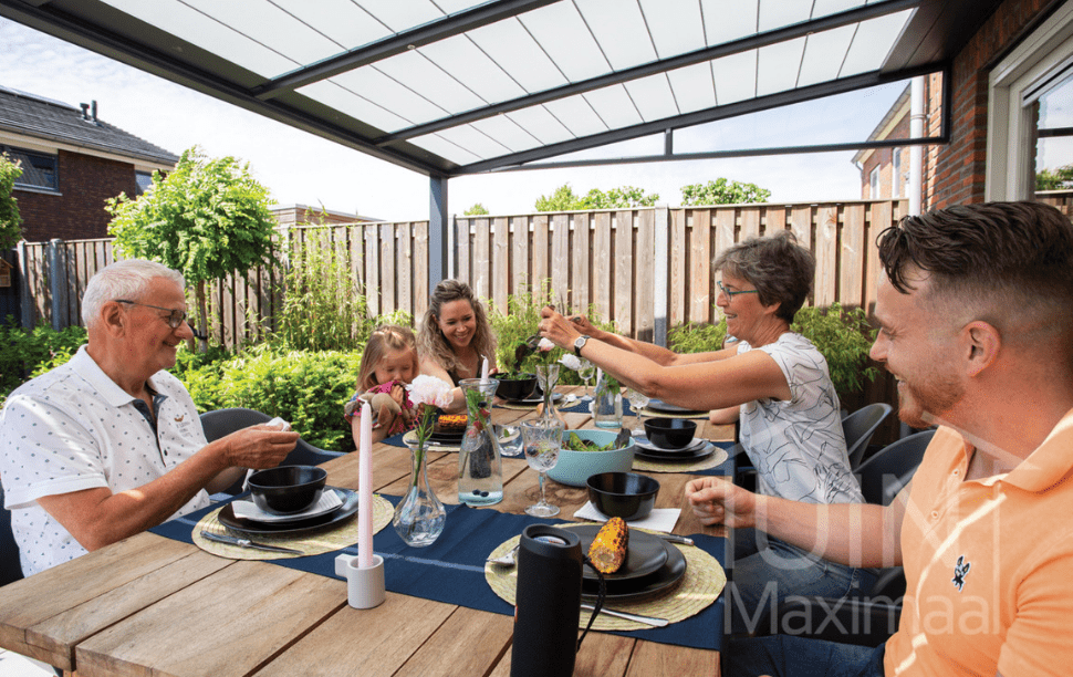 Sfeervol diner onder een terrasoverkapping Sfeervol diner onder een terrasoverkapping