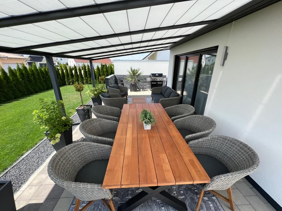 Gumax automatische zonwering onder een overkapping