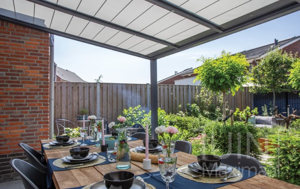 Tafelaankleding onder een terrasoverkapping Tafelaankleding onder een terrasoverkapping