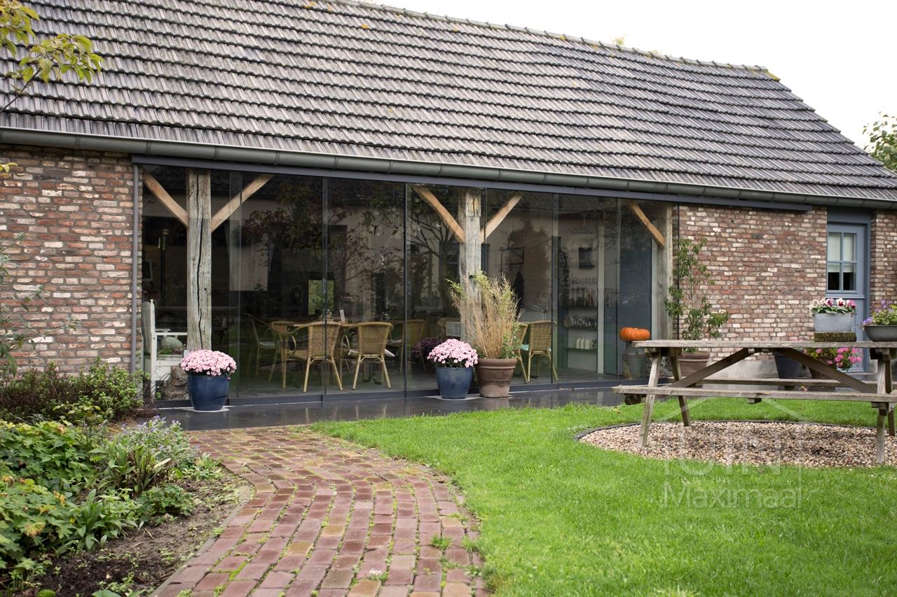 Landelijk tuinhuis met glazen schuifwanden
