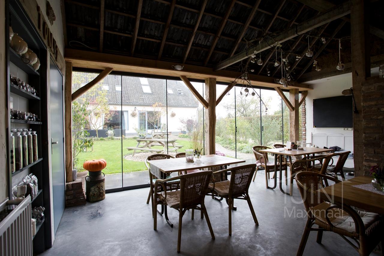 Landelijk tuinhuis met glazen schuifwanden