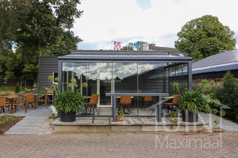 Modern tuinhuis met antraciet terrasoverkapping