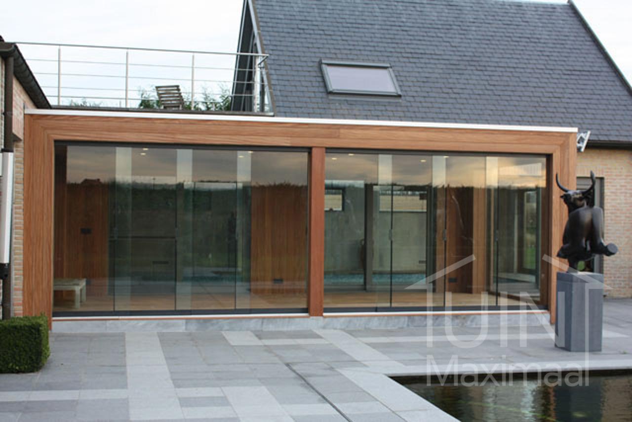 Moderne houten aanbouw met glazen schuifwanden