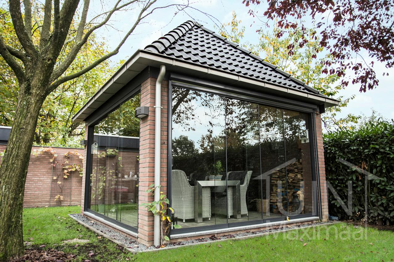 Traditioneel tuinhuis met glazen schuifwanden
