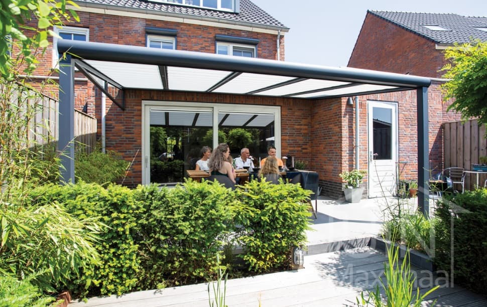 Zomerse situatie onder een terrasoverkapping Zomerse situatie onder een terrasoverkapping