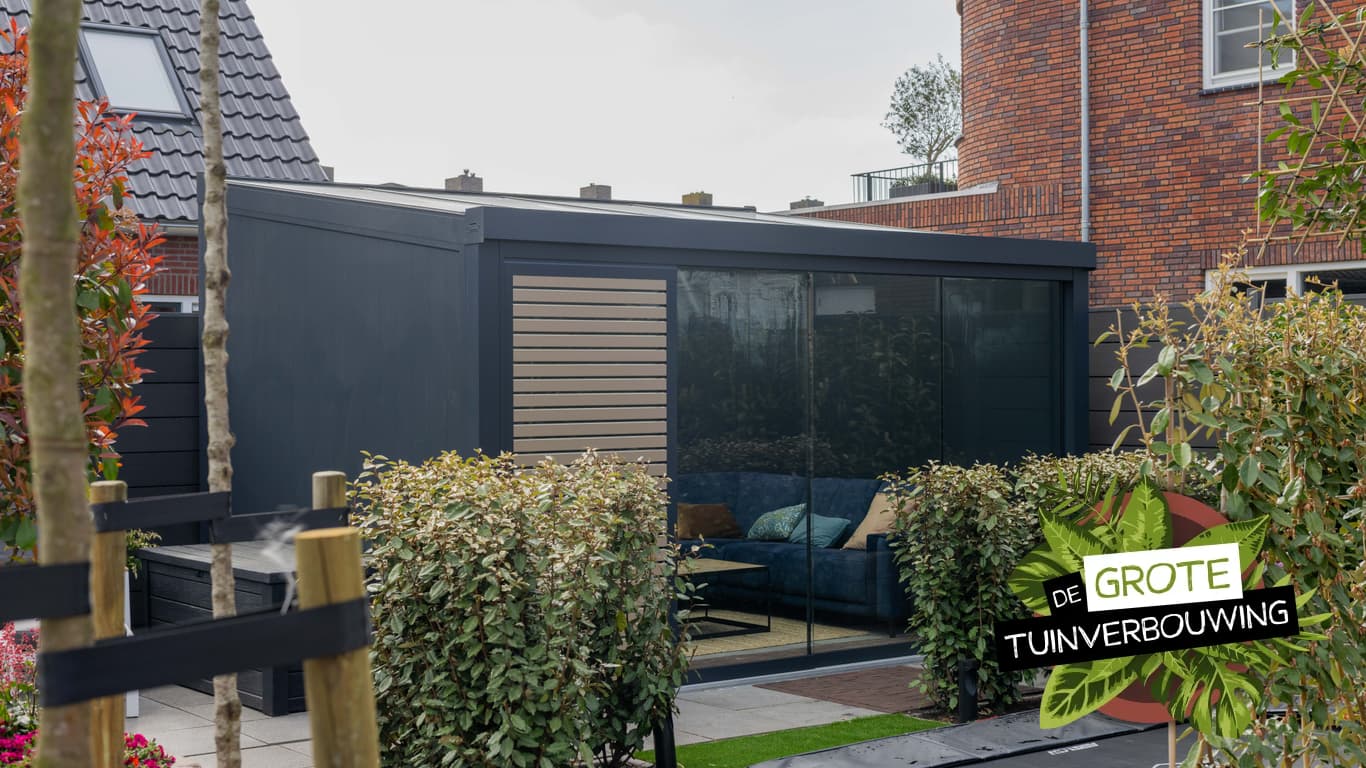 Vrijstaande Gumax overkapping met aluminium zijwanden in de tuin van Margriet en Roland