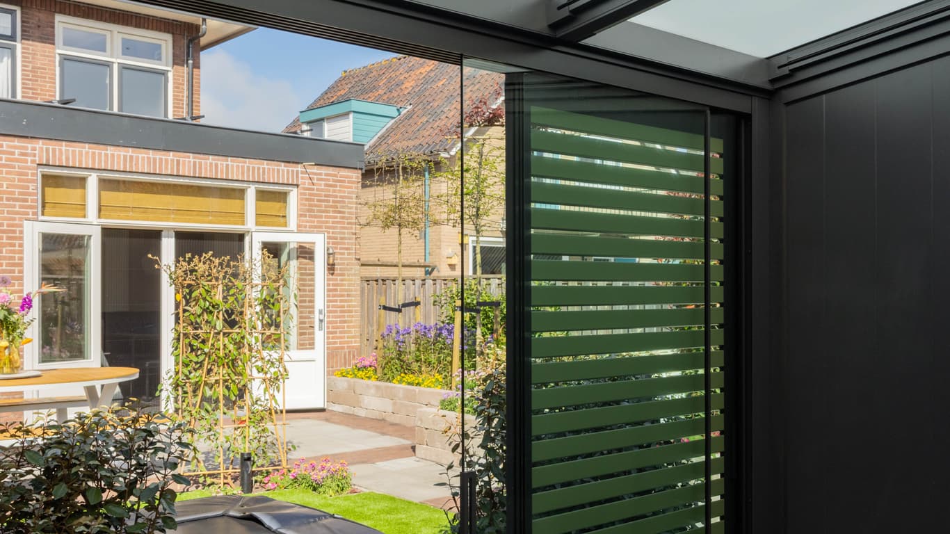 Glazen schuifwand en Shading Panel bij de vrijstaande overkapping uit De Grote Tuinverbouwing