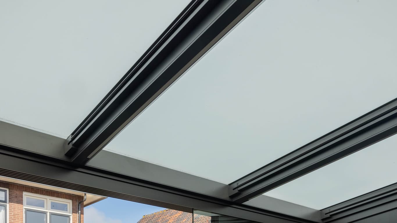 Vrijstaande Heavy Duty overkapping met zonwering en Lighting System bij De Grote Tuinverbouwing
