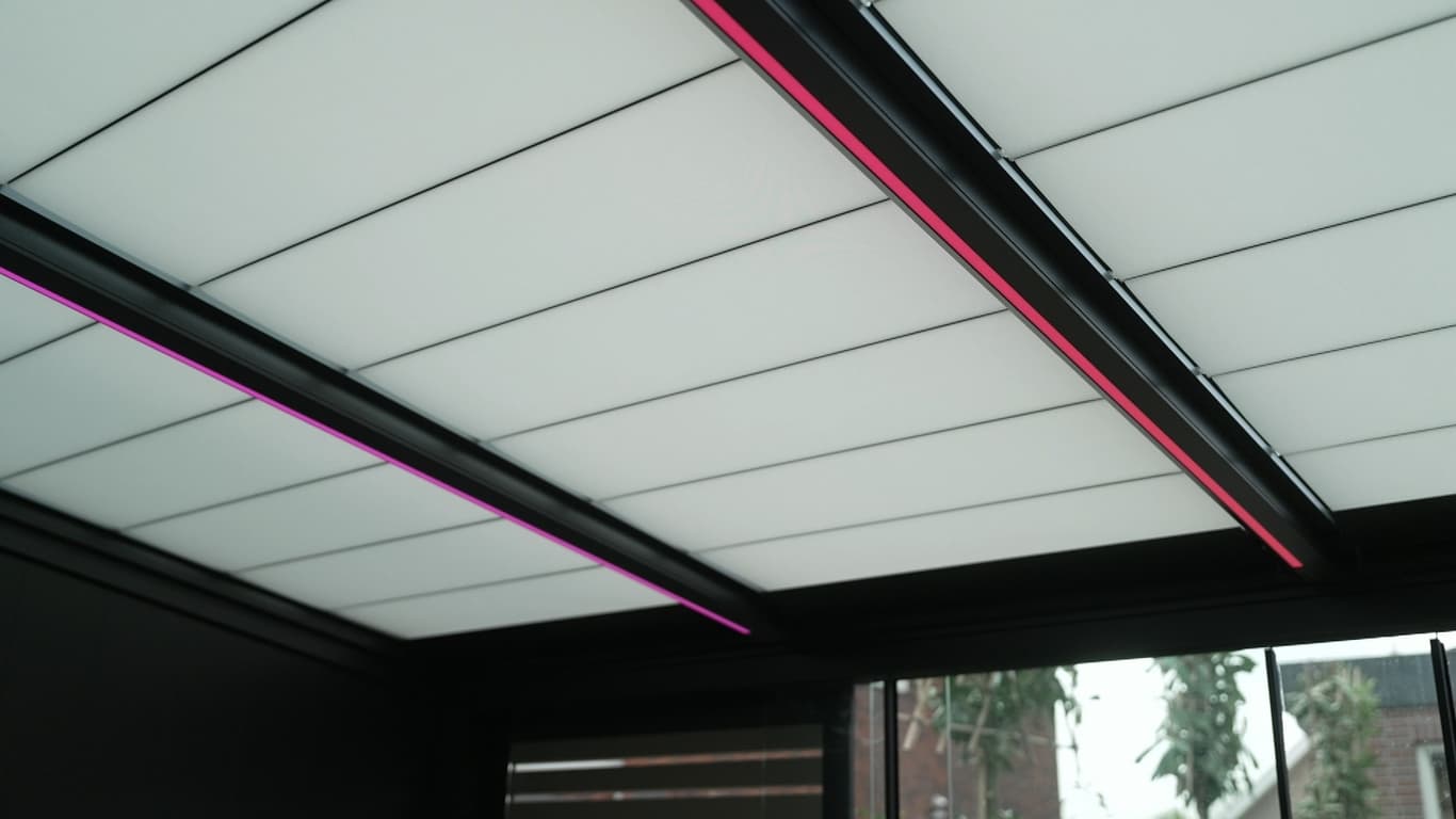 Glazen schuifwand en Shading Panel bij de vrijstaande overkapping uit De Grote Tuinverbouwing