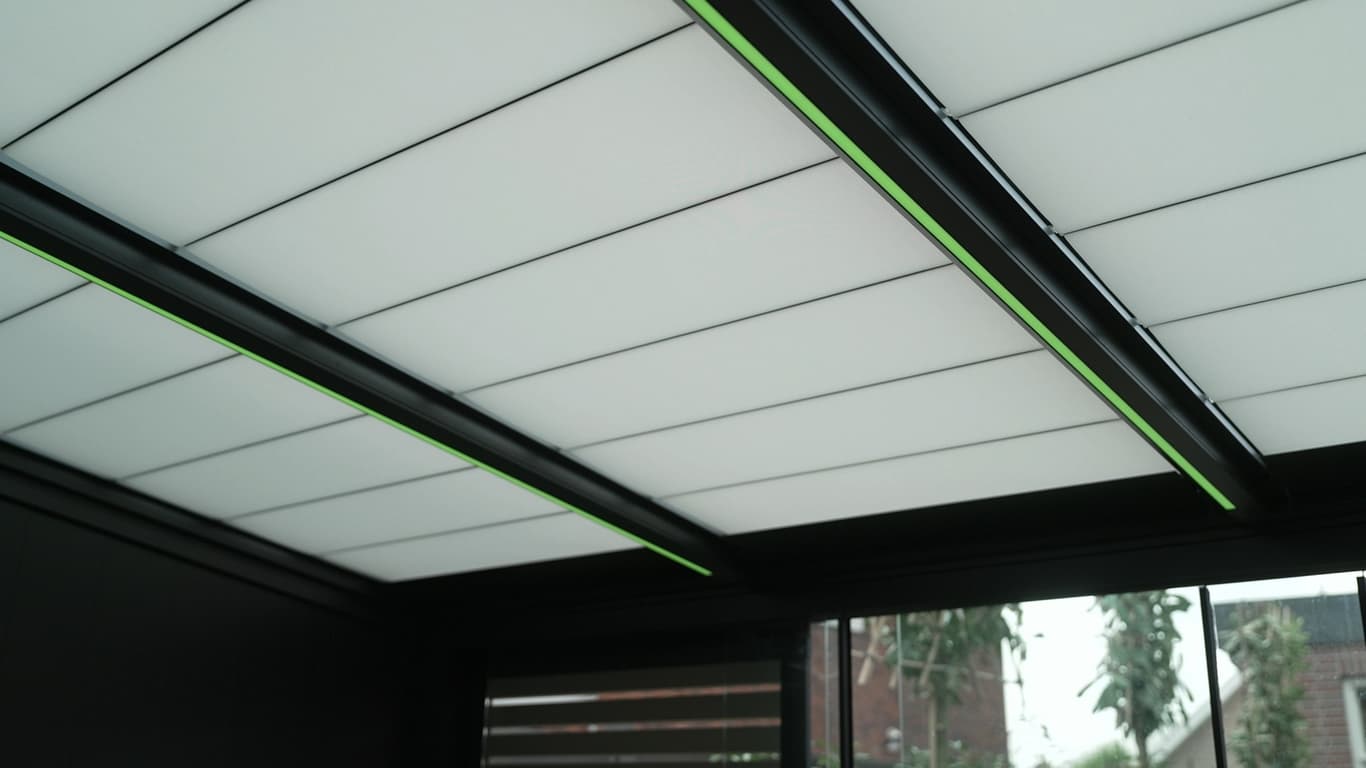 Aluminium zijwand bij de vrijstaande tuinkamer van Margriet en Roland in Bergambacht