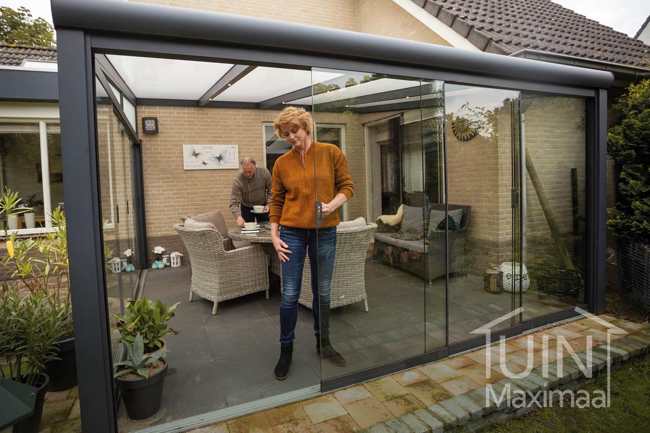 Curve handgreep op een glazen schuifdeur