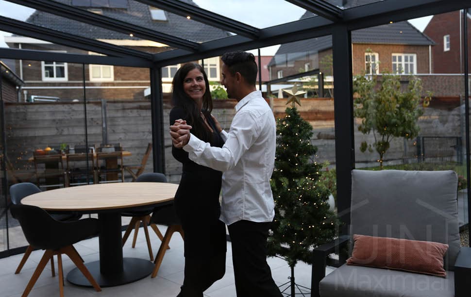 Led verlichting onder een antraciet overkapping