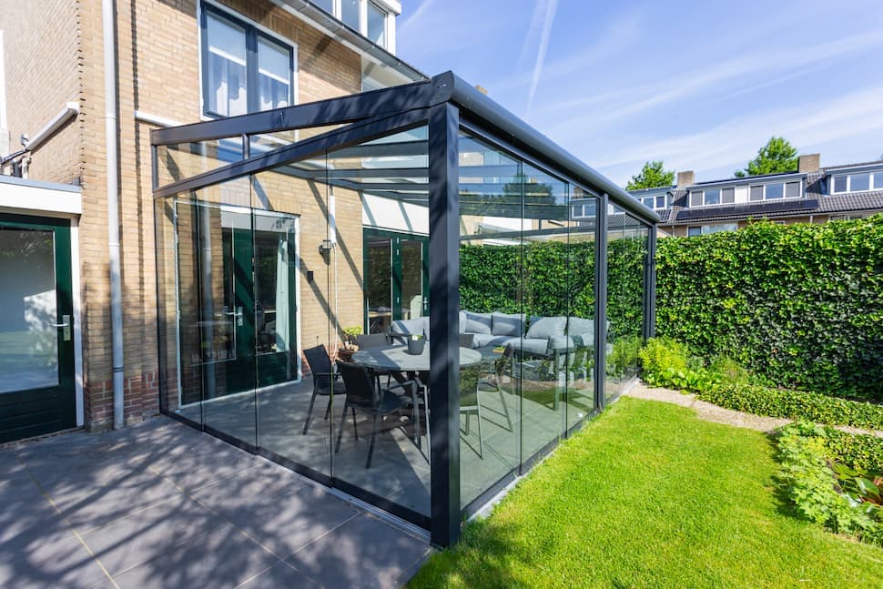 Kleine antraciete overkapping met glazen schuifwanden Kleine antraciete overkapping met glazen schuifwanden