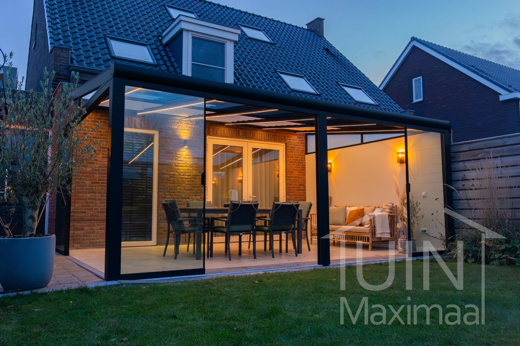 Moderne mat zwarte veranda met glazen schuifwanden