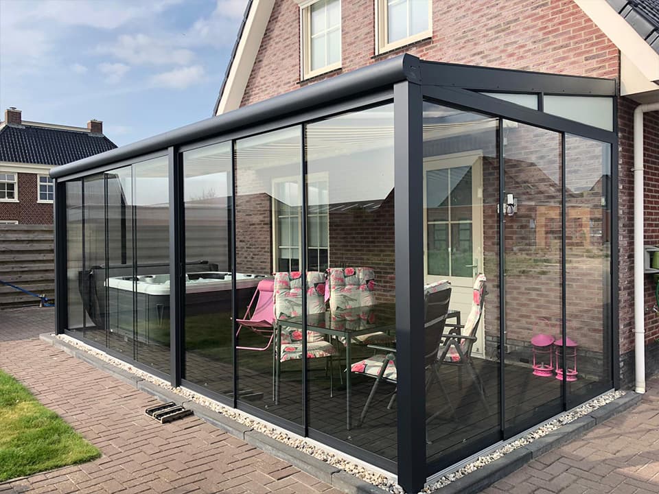 Antraciete veranda met glazen schuifwanden. Antraciete veranda met glazen schuifwanden.