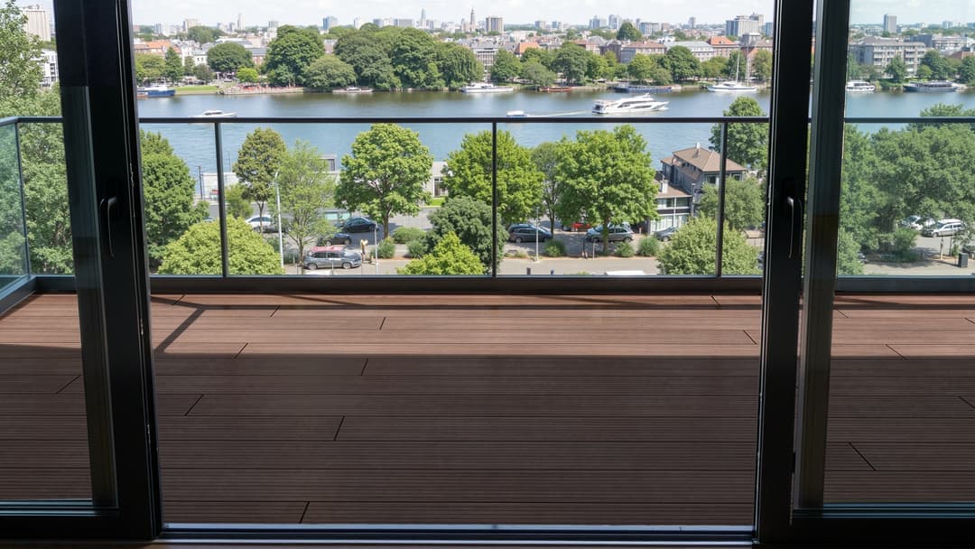 Terrasse en bambou sur un balcon avec vue sur l'eau Terrasse en bambou sur un balcon avec vue sur l'eau