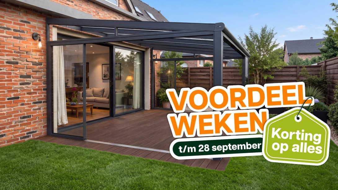 Bamboe vlonder als verhoogd tuinterras met loungeset en parasol