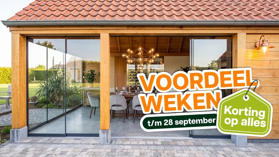 Terrasoverkapping met glazen schuifwanden, moderne inrichting en sfeervolle verlichting bij een woning.