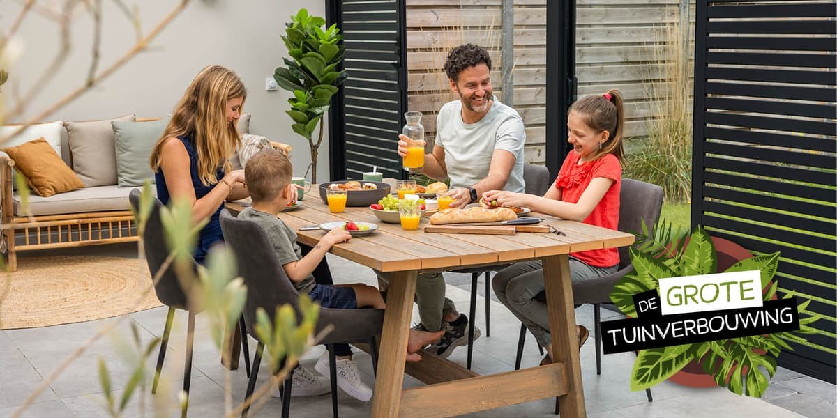 Familie geniet van een gezellige maaltijd onder de terrasoverkapping.