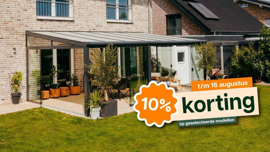 Terrasoverkapping aan een woning bij zonsondergang, met een stel dat ontspannen op een comfortabele bank zit.