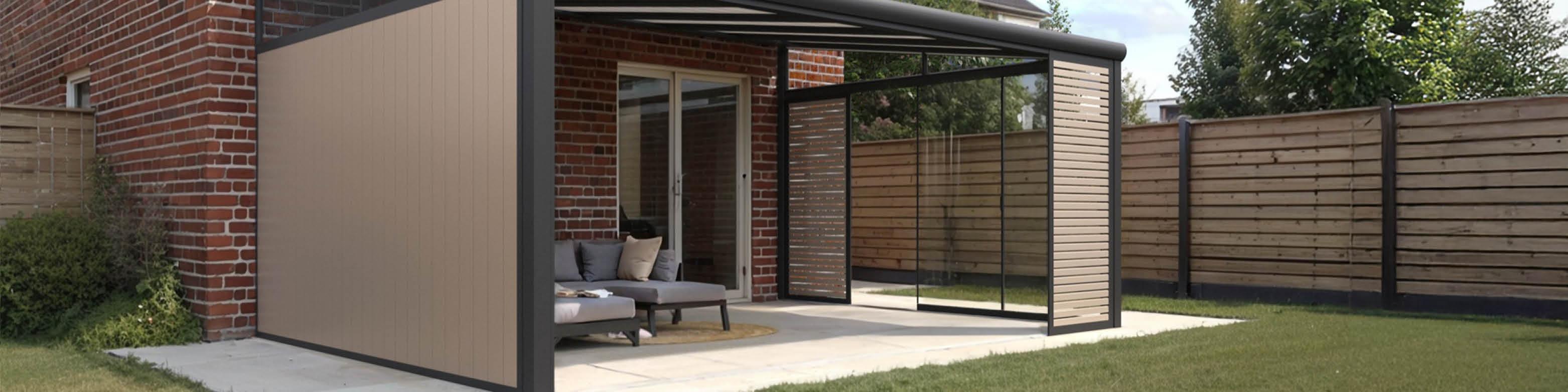 Gumax<sup>®</sup> aluminium zijwand Gumax® aluminium zijwand in grijsbeige met glazen schuifdeuren en shading panels, geïntegreerd in een moderne overkapping.