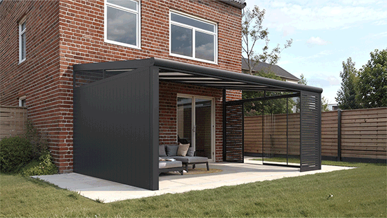 Gumax® aluminium zijwand – Stijlvol te combineren Gumax® aluminium zijwand met shading panels, perfect te combineren met terrasoverkapping voor een stijlvol en samenhangend geheel.
