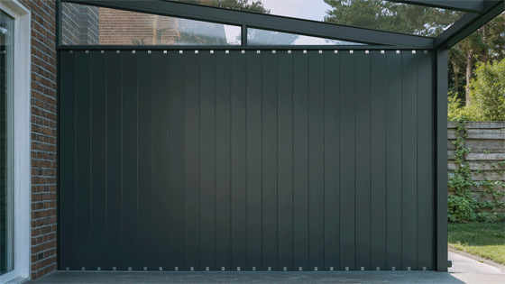 Aluminium zijwand – Eenvoudige montage & topafwerking Mat antraciet aluminium zijwand voor overkapping, eenvoudig te monteren met draaisysteem. Strakke afwerking met rubberen strips en sluitlijst.