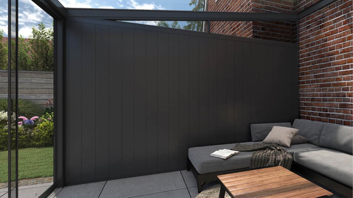 Gumax® aluminium zijwand – Luxe, privacy en beschutting Moderne Gumax® aluminium zijwand in een veranda, biedt beschutting en privacy met een luxe uitstraling. Ideaal voor overkappingen.