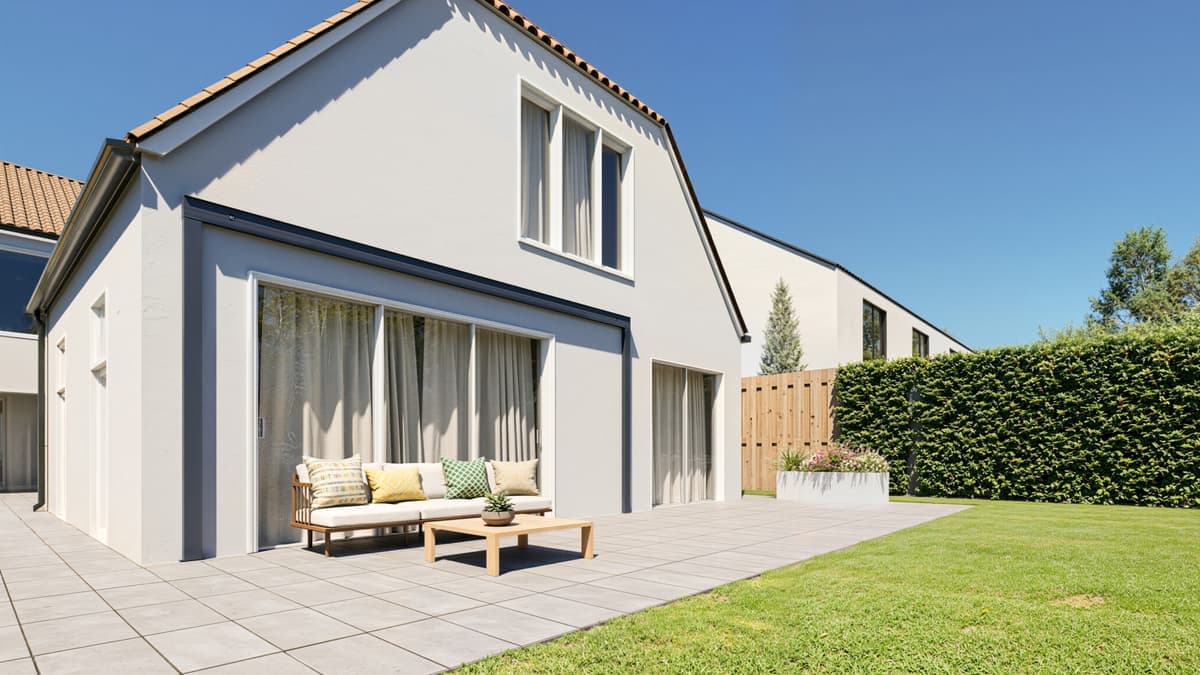 Une conception ingénieuse Maison moderne avec système de montage Gumax® pour façade avec isolation adapté aux finitions crépi, bois ou brique jusqu’à 250 mm.