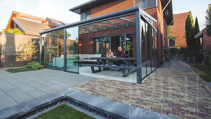 Moderne antraciet overkapping met glazen schuifwanden Moderne antraciet overkapping met glazen schuifwanden
