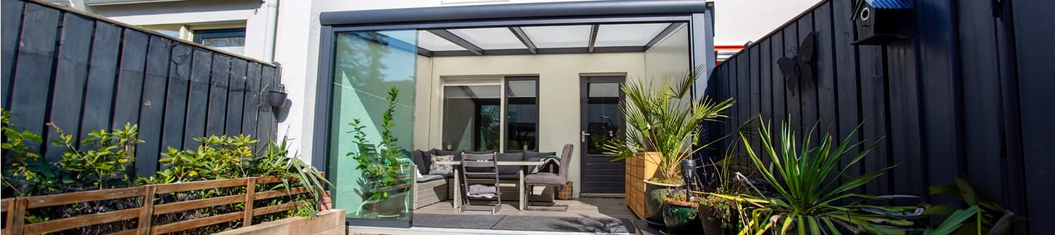 <H1><span style="color: #ffffff;">Een kleine overkapping: perfect voor een kleine tuin</span></H1> Een kleine overkapping: perfect voor een kleine tuin