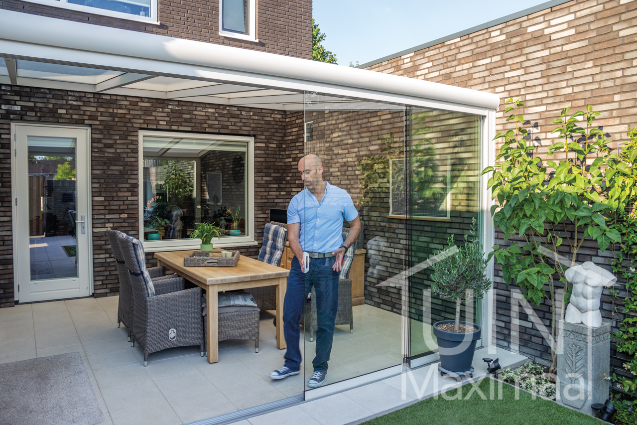 Véranda moderne Gumax en blanc mat de 5.06 (raccourcie) x 4 mètre avec un toit en polycarbonate opale et porte et baie coulissante
