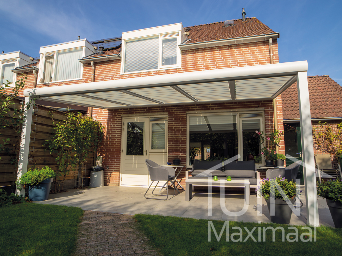 Véranda moderne Gumax® en blanc mat de 5.06 x 3 mètre avec un toit en verre clair