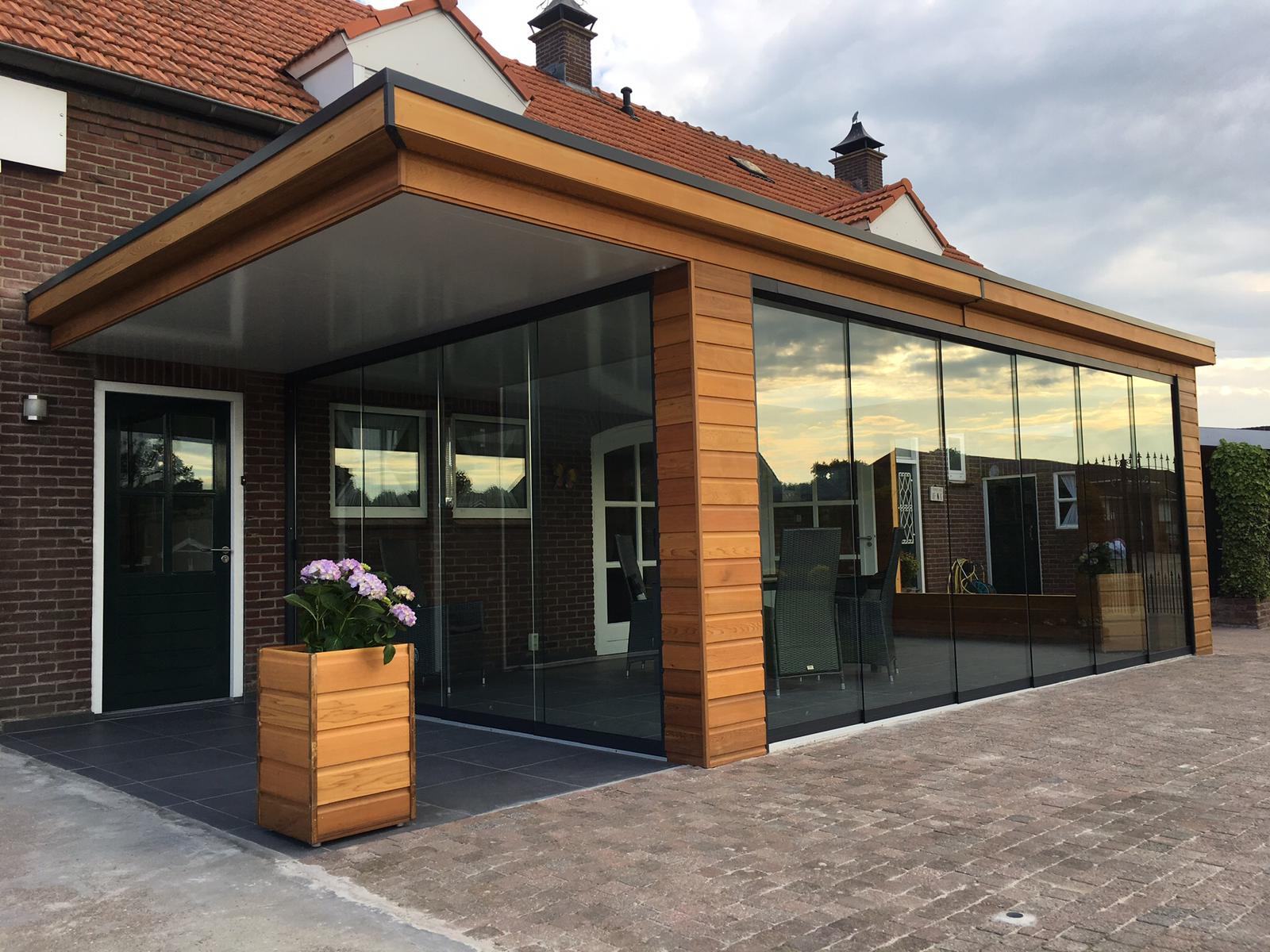 Pergola moderne avec finition en bois et parois coulissantes en verre avec poignée