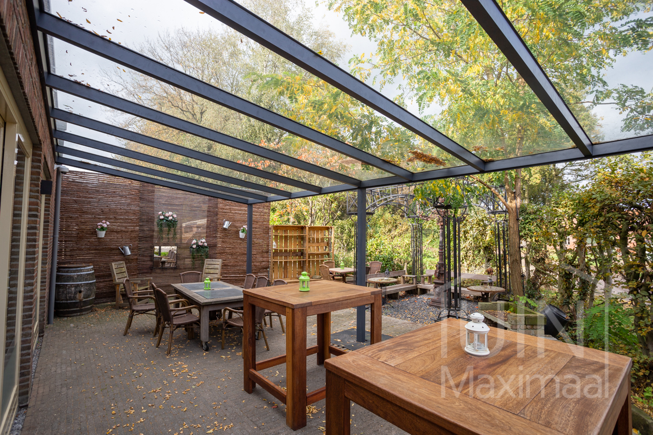 Pergola anthracite avec portes et baies coulissantes et toit