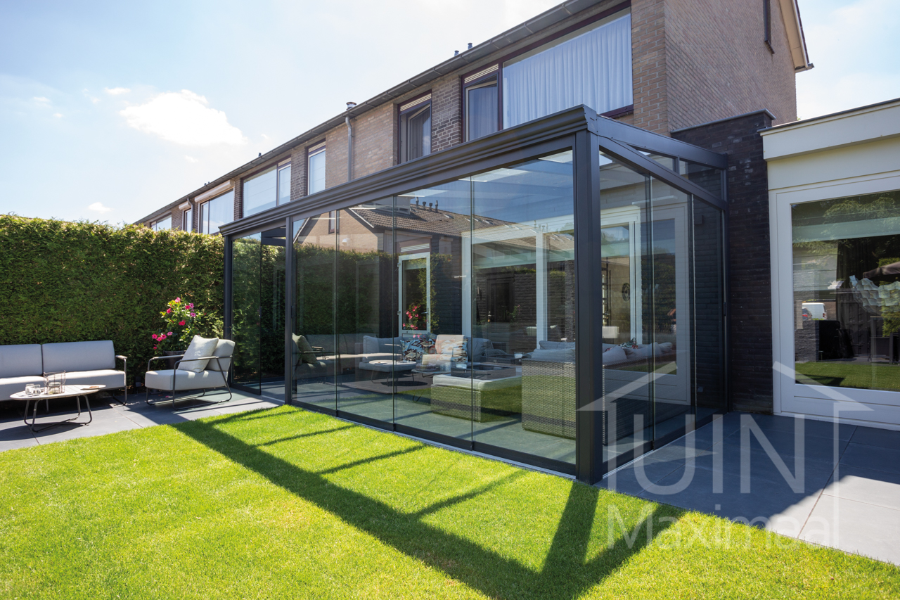 Pergola avec paroi coulissante en verre avec poignées dans jardin