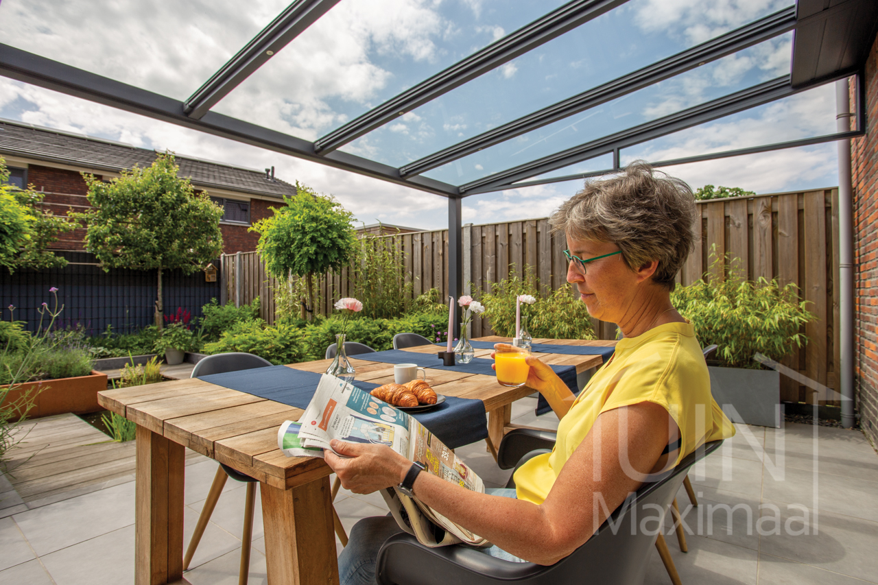 Pergola moderne Gumax en anthracite mat de 5,06 x 3,5 mètres avec panneaux de toit en verre et protection solaire