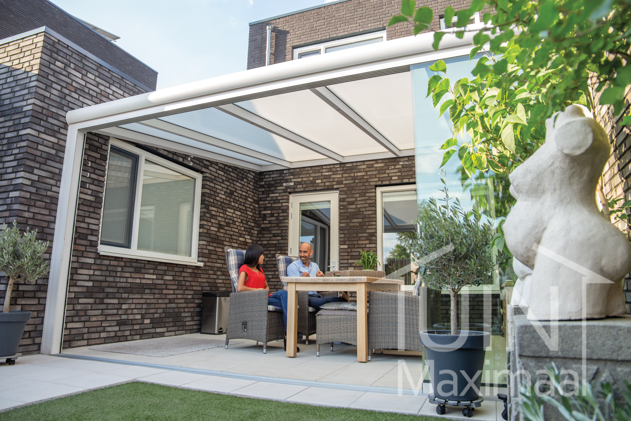 Véranda moderne Gumax® en blanc de 5,06 (raccourcie) x 4 mètre avec un toit en polycarbonate opale et porte et baie coulissante