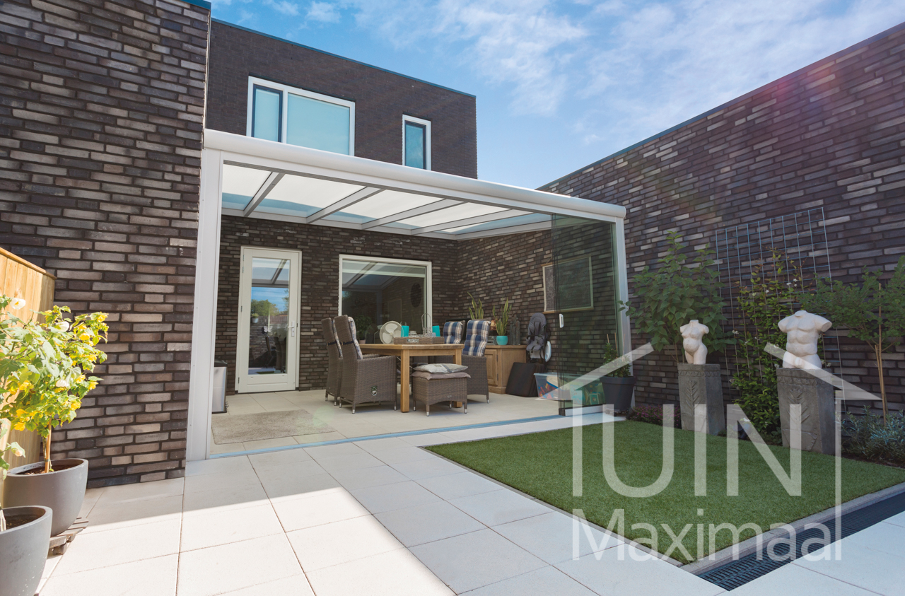 Véranda moderne Gumax® en blanc mat de 5.06 (raccourcie) x 4 mètre avec un toit en polycarbonate opale et porte et baie coulissante