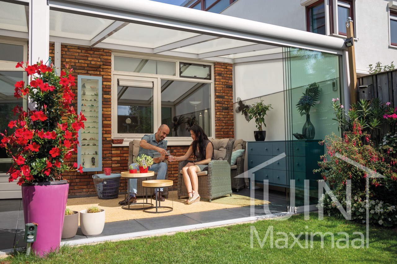Véranda moderne Gumax® en blanc mat de 4.06 x 3,5 mètre avec un toit en polycarbonate et porte et baie coulissante