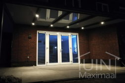 Éclairage Gumax® LED sous une pergola de couleur anthracite avec toit en verre Éclairage Gumax® LED sous une pergola de couleur anthracite avec toit en verre