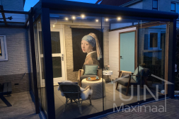 Éclairage Gumax® LED dans un toit de terrasse moderne avec des portes coulissantes en verre