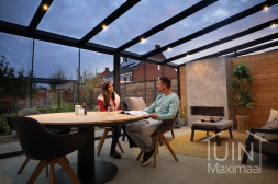 Éclairage Gumax® LED dans une véranda anthracite avec toit en verre et portes coulissantes en verre Éclairage Gumax® LED dans une véranda anthracite avec toit en verre et portes coulissantes en verre