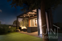 Éclairage Gumax® LED avec paroi latérale en polycarbonate dans un toit de terrasse classique de couleur anthracite