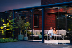 Lighting System Gumax® avec portes coulissantes en verre dans une véranda moderne de couleur anthracite Lighting System Gumax® avec portes coulissantes en verre dans une véranda moderne de couleur anthracite